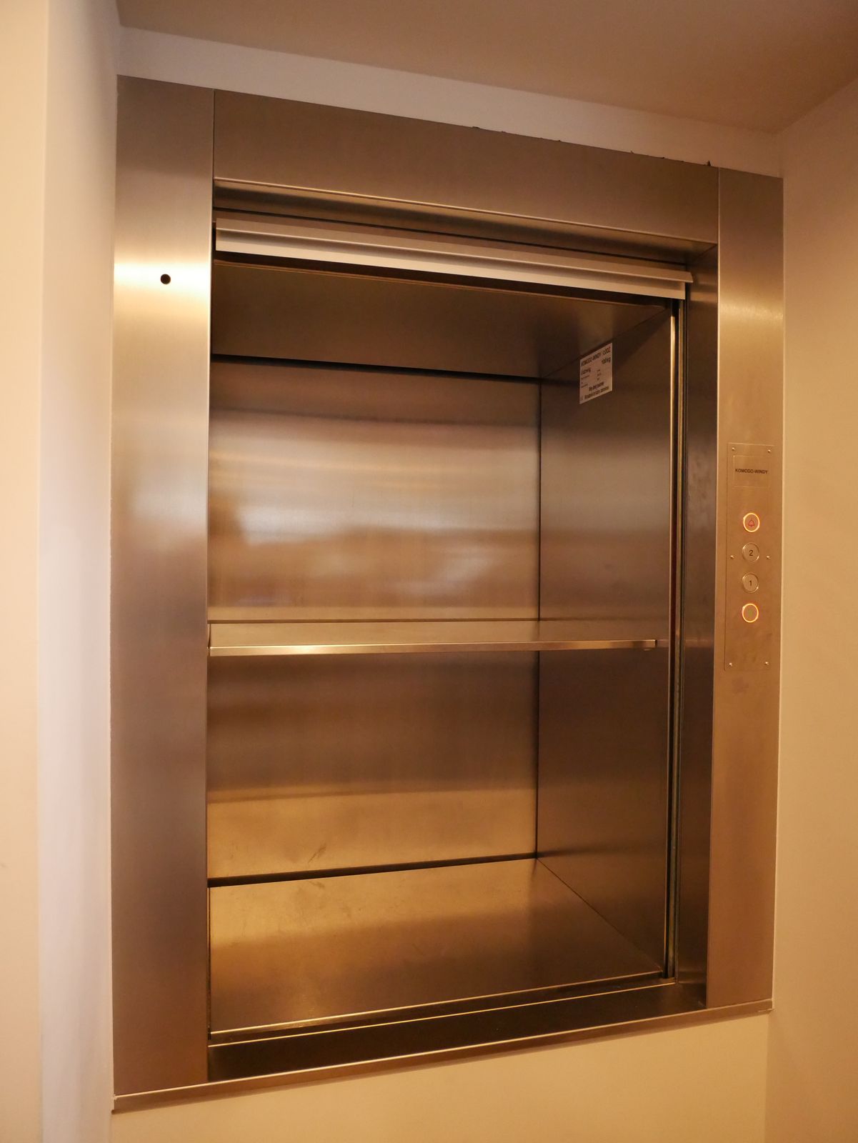 Montaż windy gastronomicznej w restauracji Winda gastronomiczna