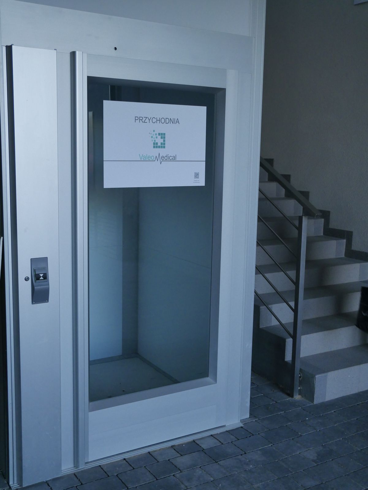 Komodo: Montaż windy Winda osobowa w placówce medycznej