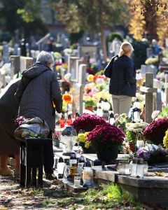 Cmentarz podczas Wszystkich Świętych w Polsce